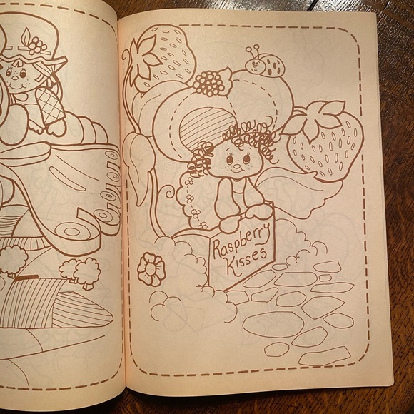 Vintage Strawberry Shortcake 🍓 Colouring Book - Picture 4 of 4